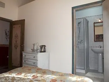 לינה וארוחת בוקר Atenea 191 2*